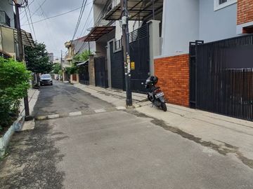 Dijual Rumah 3 Lt di Tanjung Duren Selatan Jalan 2 Mobil bebas Banjir