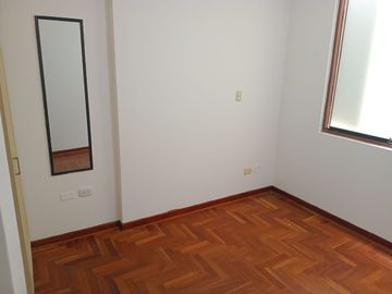 BAJO DE PRECIO DUPLEX EN PRIMER PISO LIMITE MIRAFLORES Y SAN ISIDRO