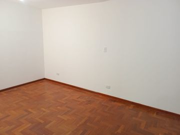BAJO DE PRECIO DUPLEX EN PRIMER PISO LIMITE MIRAFLORES Y SAN ISIDRO