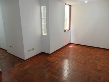 BAJO DE PRECIO DUPLEX EN PRIMER PISO LIMITE MIRAFLORES Y SAN ISIDRO