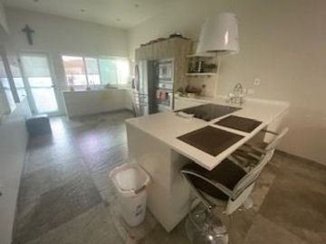 Casa en colonia cerrada, con alberca, totalmente equipada...