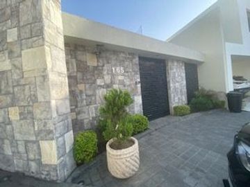 Casa en colonia cerrada, con alberca, totalmente equipada...