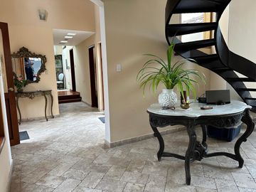 Casa con amplios ambientes y rodeada de jardines 🏡💚