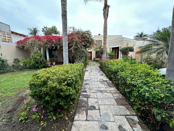 Casa con amplios ambientes y rodeada de jardines 🏡💚