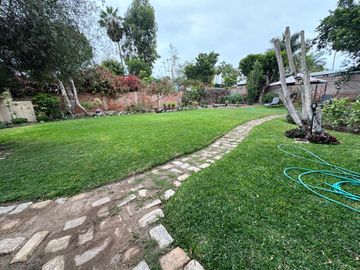 Casa con amplios ambientes y rodeada de jardines 🏡💚