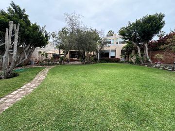 Casa con amplios ambientes y rodeada de jardines 🏡💚