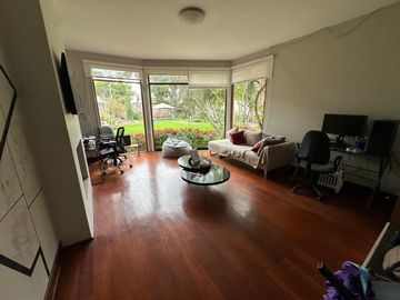 Casa con amplios ambientes y rodeada de jardines 🏡💚