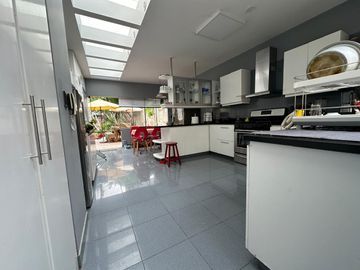 Casa con amplios ambientes y rodeada de jardines 🏡💚