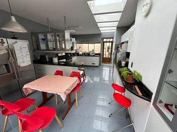 Casa con amplios ambientes y rodeada de jardines 🏡💚