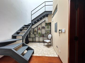 Casa con amplios ambientes y rodeada de jardines 🏡💚