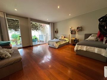 Casa con amplios ambientes y rodeada de jardines 🏡💚