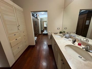 Casa con amplios ambientes y rodeada de jardines 🏡💚