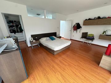 Casa con amplios ambientes y rodeada de jardines 🏡💚