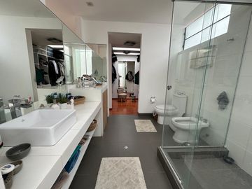 Casa con amplios ambientes y rodeada de jardines 🏡💚