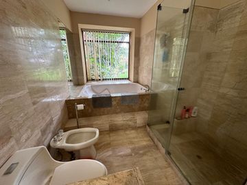 Casa con amplios ambientes y rodeada de jardines 🏡💚