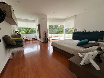 Casa con amplios ambientes y rodeada de jardines 🏡💚