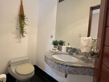 Casa con amplios ambientes y rodeada de jardines 🏡💚