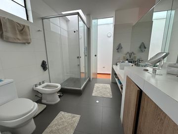Casa con amplios ambientes y rodeada de jardines 🏡💚