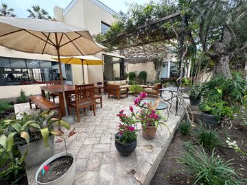Casa con amplios ambientes y rodeada de jardines 🏡💚
