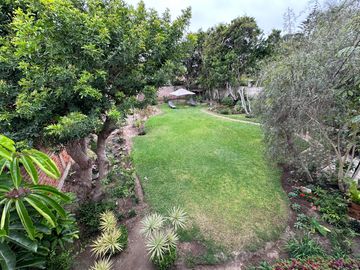 Casa con amplios ambientes y rodeada de jardines 🏡💚