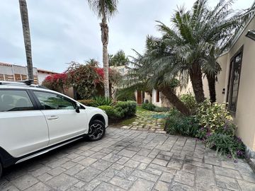 Casa con amplios ambientes y rodeada de jardines 🏡💚