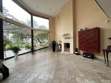 Casa con amplios ambientes y rodeada de jardines 🏡💚