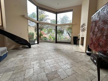 Casa con amplios ambientes y rodeada de jardines 🏡💚