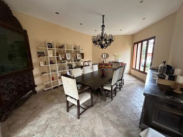 Casa con amplios ambientes y rodeada de jardines 🏡💚