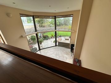 Casa con amplios ambientes y rodeada de jardines 🏡💚