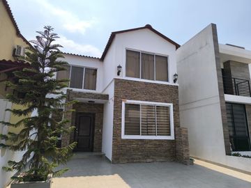 Venta Casa Villa Club, cerca de Plaza Pacifico, Av Leon Febres Cordero, Guayaquil