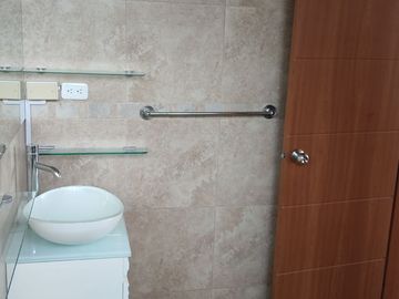 Venta de Departamento Calle Portete y Eloy Alfaro - $128.000 negociables