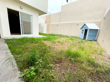 Casa en La Vista con estilo Californiano y estacionamientos techados