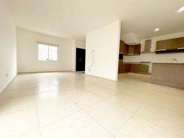 Casa en La Vista con estilo Californiano y estacionamientos techados