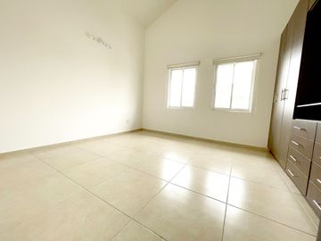 Casa en La Vista con estilo Californiano y estacionamientos techados