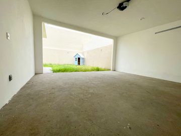 Casa en La Vista con estilo Californiano y estacionamientos techados
