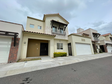 Casa en La Vista con estilo Californiano y estacionamientos techados