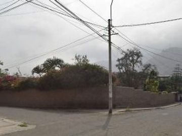 SE VENDE AMPLIA CASA PUERTA A CALLE CON PISCINA