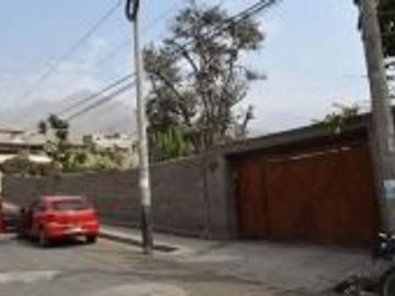 SE VENDE AMPLIA CASA PUERTA A CALLE CON PISCINA