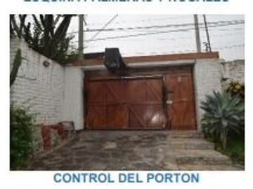 SE VENDE AMPLIA CASA PUERTA A CALLE CON PISCINA