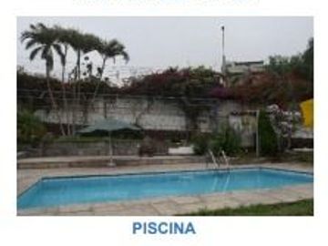 SE VENDE AMPLIA CASA PUERTA A CALLE CON PISCINA