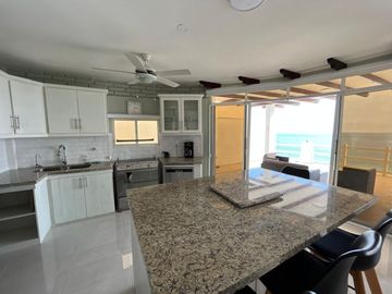 casa de venta frente al mar en manta zona sur