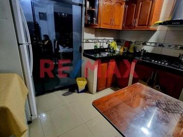 Casa En Venta En Los Olivos Frente A Parque