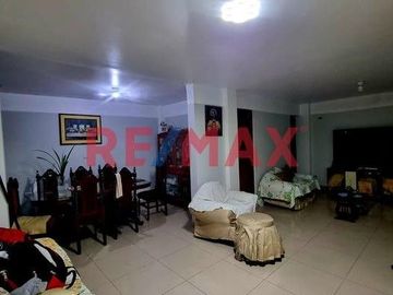 Casa En Venta En Los Olivos Frente A Parque