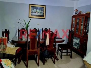 Casa En Venta En Los Olivos Frente A Parque