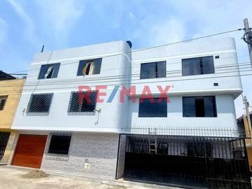 Casa En Venta En Los Olivos Frente A Parque