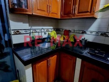 Casa En Venta En Los Olivos Frente A Parque