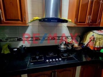 Casa En Venta En Los Olivos Frente A Parque