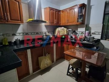 Casa En Venta En Los Olivos Frente A Parque