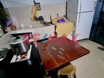 Casa En Venta En Los Olivos Frente A Parque