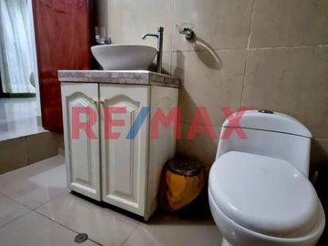 Casa En Venta En Los Olivos Frente A Parque